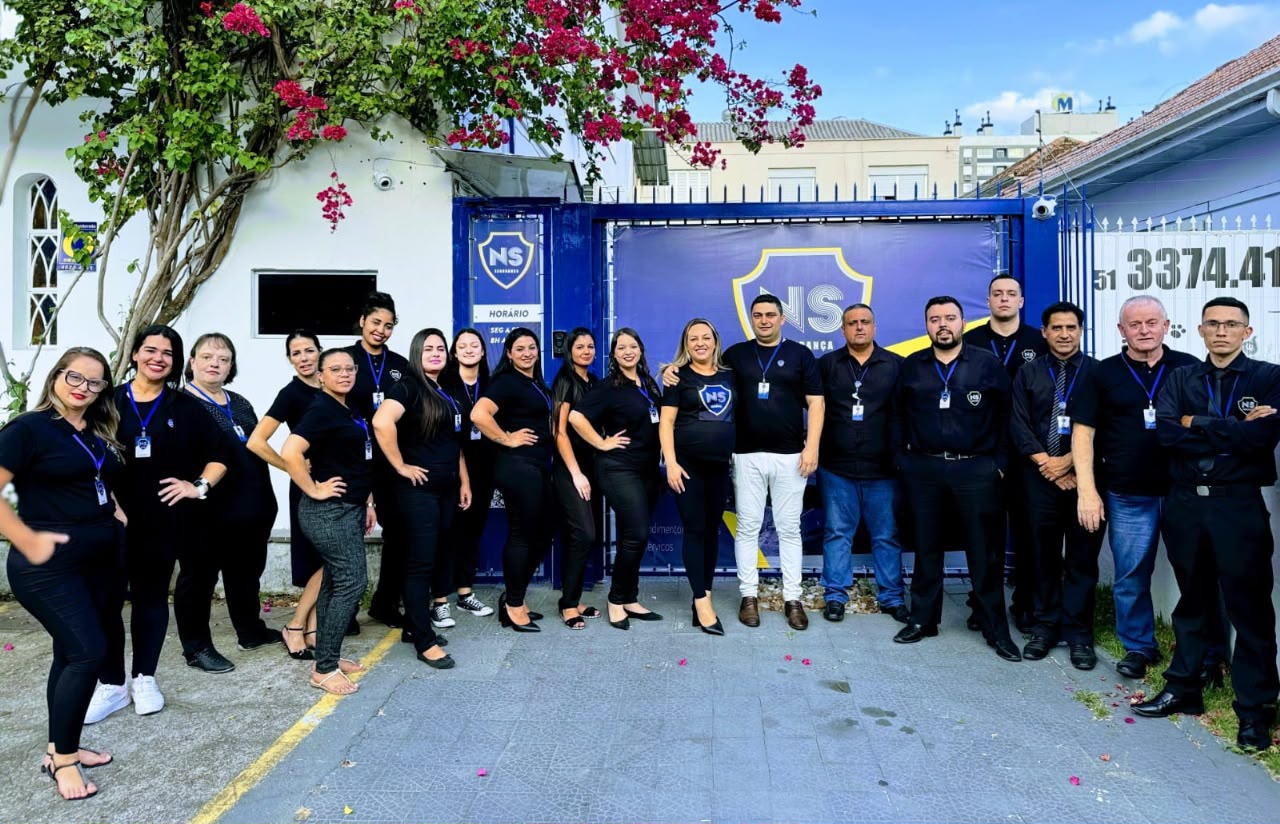Equipe da NS Serviços reunida na sede