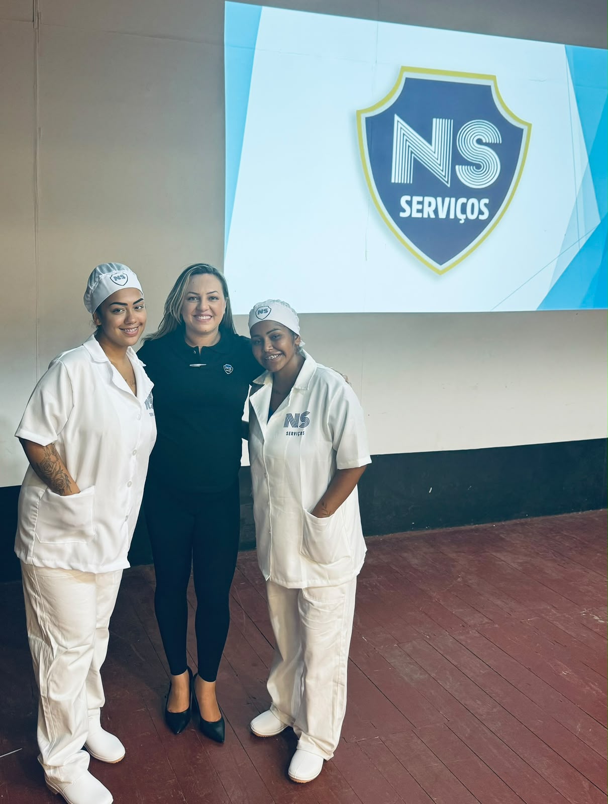 Equipe da NS Serviços em contexto de higienização e operação uniforme